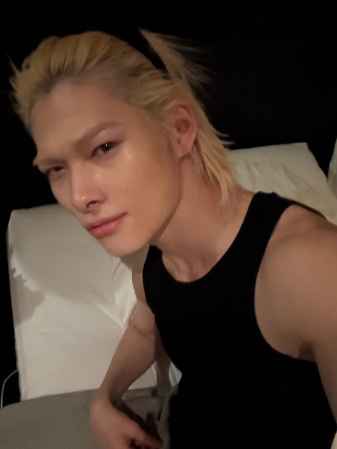 Photo by NI-KI 니키 fanpage on December 13, 2025. May be a selfie of one or more people, blonde hair, bangs, makeup and text.