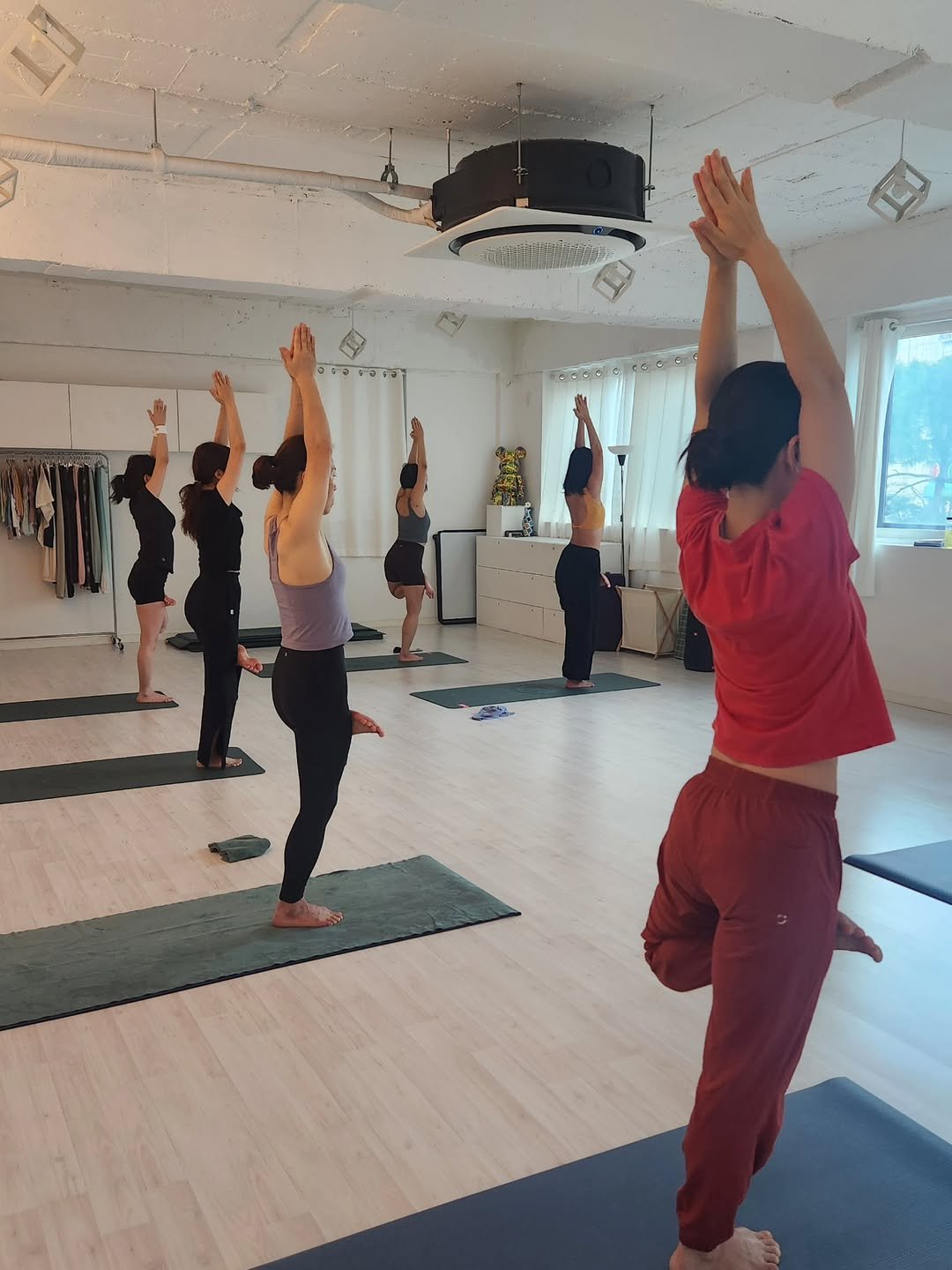 Photo shared by 리베 마이솔 on July 22, 2025 tagging @nikki_yoga. May be an image of yoga, dancing, activewear, mat and text.