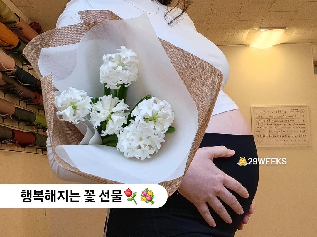 Photo by Young Lee_ NIKKI on January 15, 2026. May be an image of bouquet, flower arrangement, prairie gentian, baby's-breath, white lily, peony, carnation and text that says '® 29WEEKS 행복해지는 꽃 선물'.
