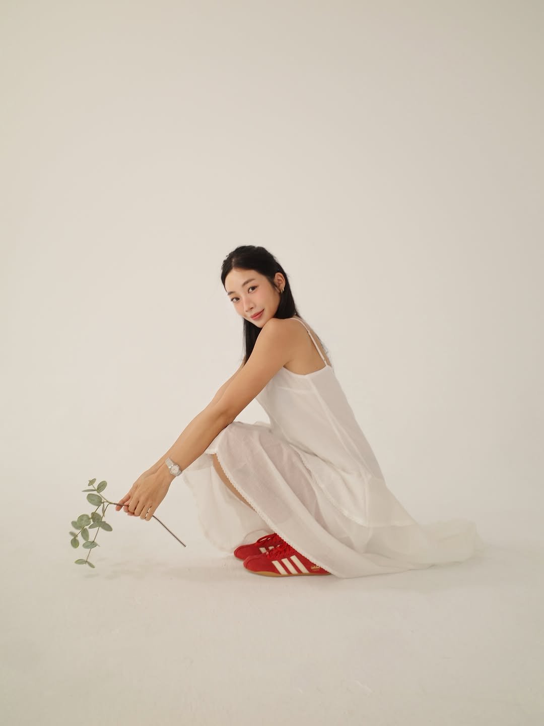nilinlinni 게시물 이미지: White dress, red shoes, and eucalyptus