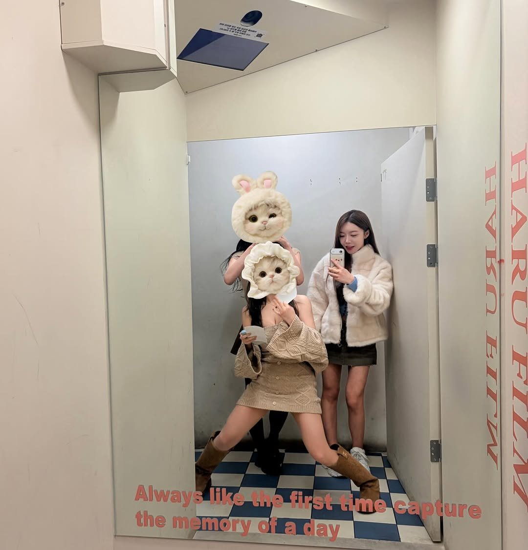 Photo shared by 리리 🩷 on February 15, 2026 tagging @0_stagram_____, and @sexy_minji_. May be an image of bear, duffle coat and text.