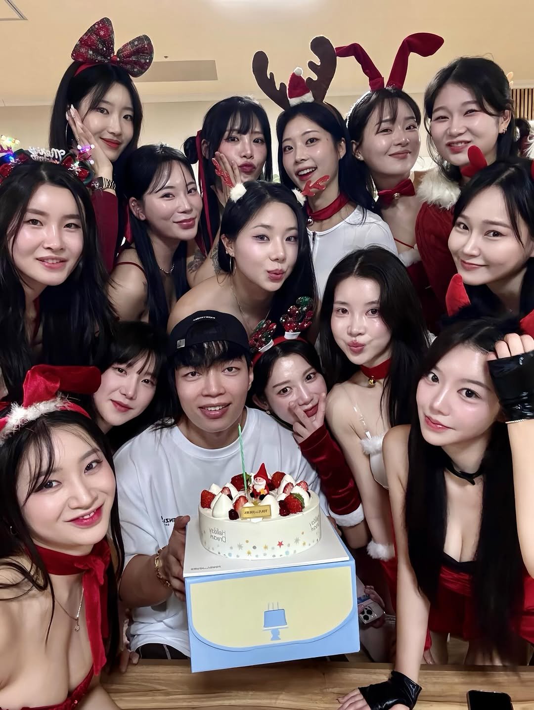 Photo shared by 장혜린 | 리리 🩷 on December 21, 2025 tagging @yunahing, @leebadasia__, @2ryoon__, @__yulll___, @o__whereu, @chaerye__, @leeeejn_, @j0y.un, @__youvelle, @fitvely_moon, @joyjoa__jindo, @angel__hip, @oo_ohey, @woosoo_vely, and @nireyh_____. May be an image of text.