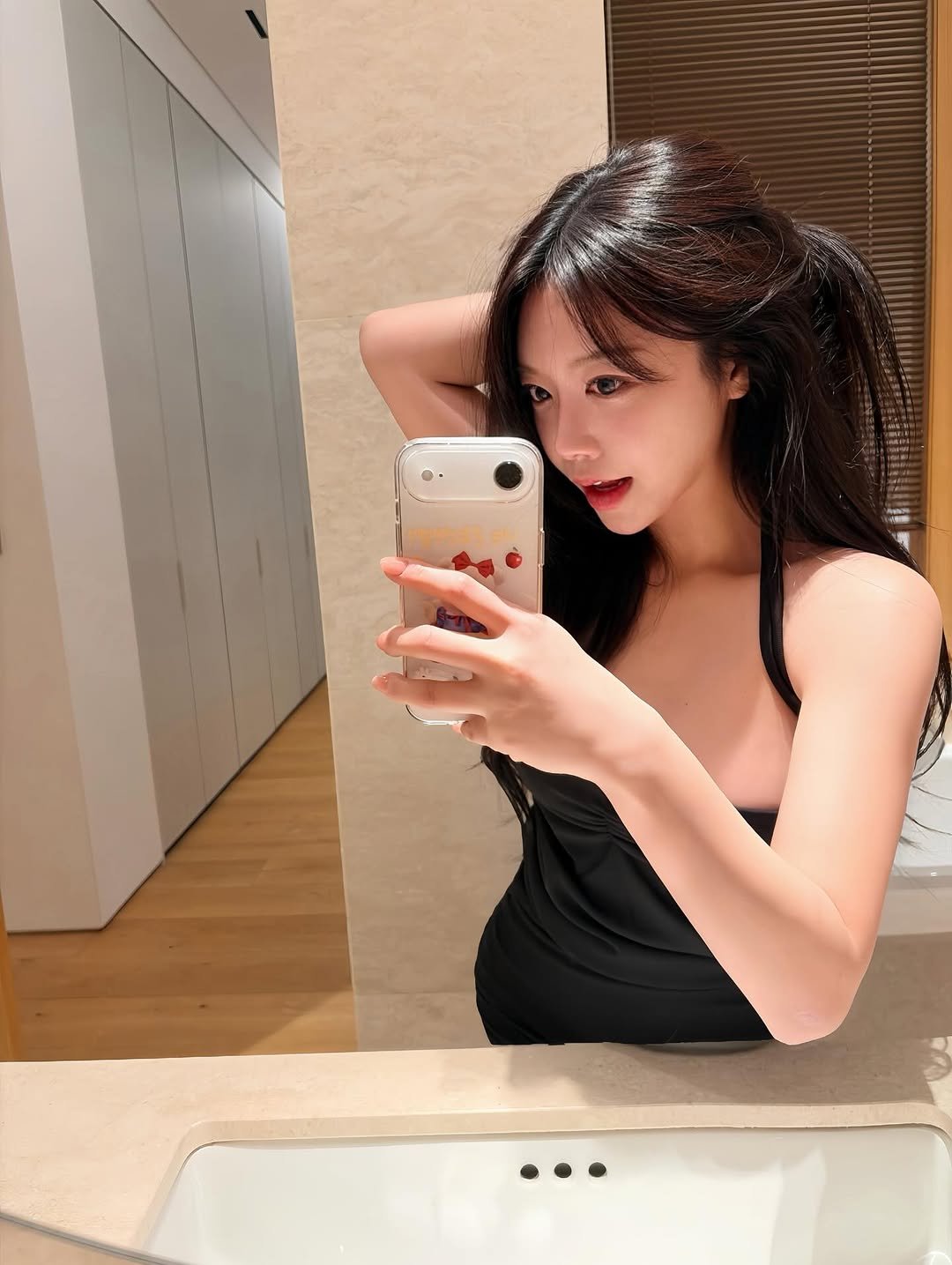 Photo by 장혜린 | 리리 🩷 on December 06, 2025. May be a selfie of one or more people, hair, slip, mirror, bra and text.