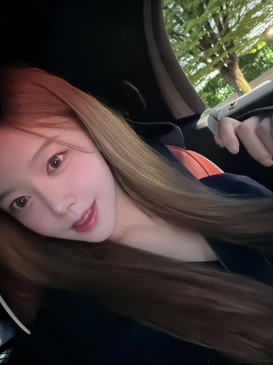 Photo by 리리 🩷 on April 22, 2026. May be an image of one or more people, hair and text.