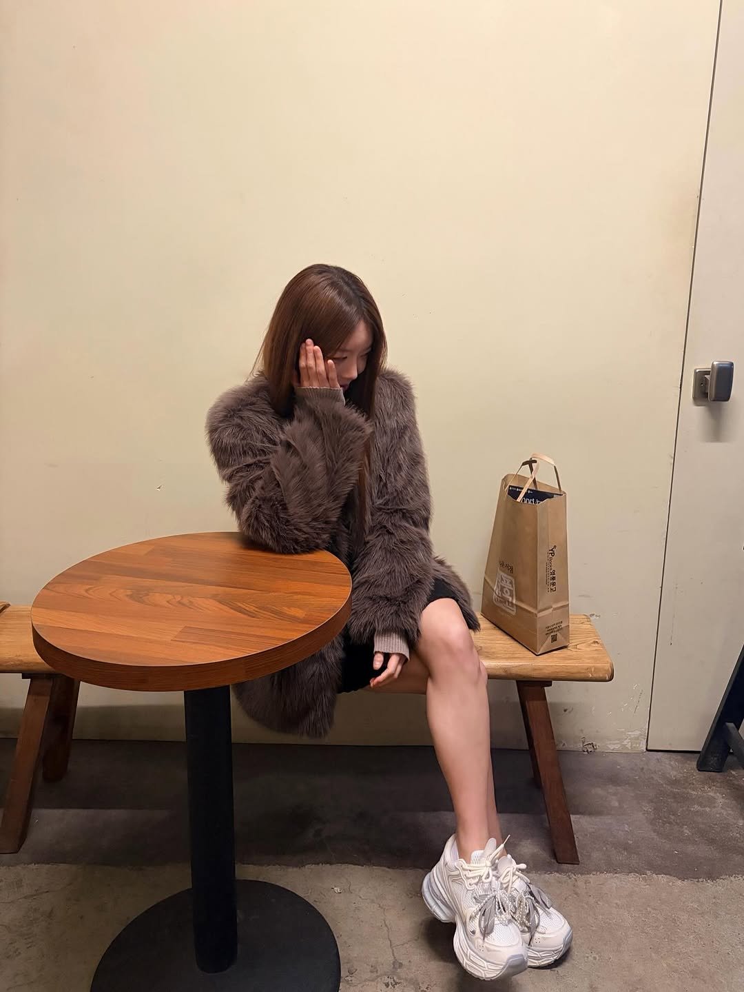 Photo by 리리 🩷 on February 21, 2026. May be an image of duffle coat, goosedown coat, fur, parka and text.