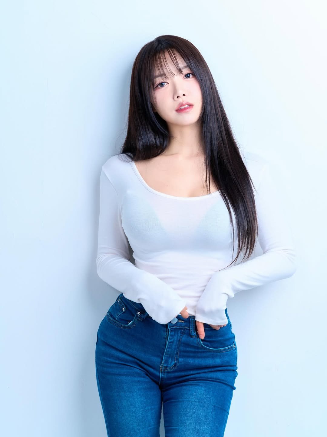 Photo shared by 장혜린 | 리리 🩷 on December 04, 2025 tagging @youmean___. May be an image of one or more people, hair, top and text.