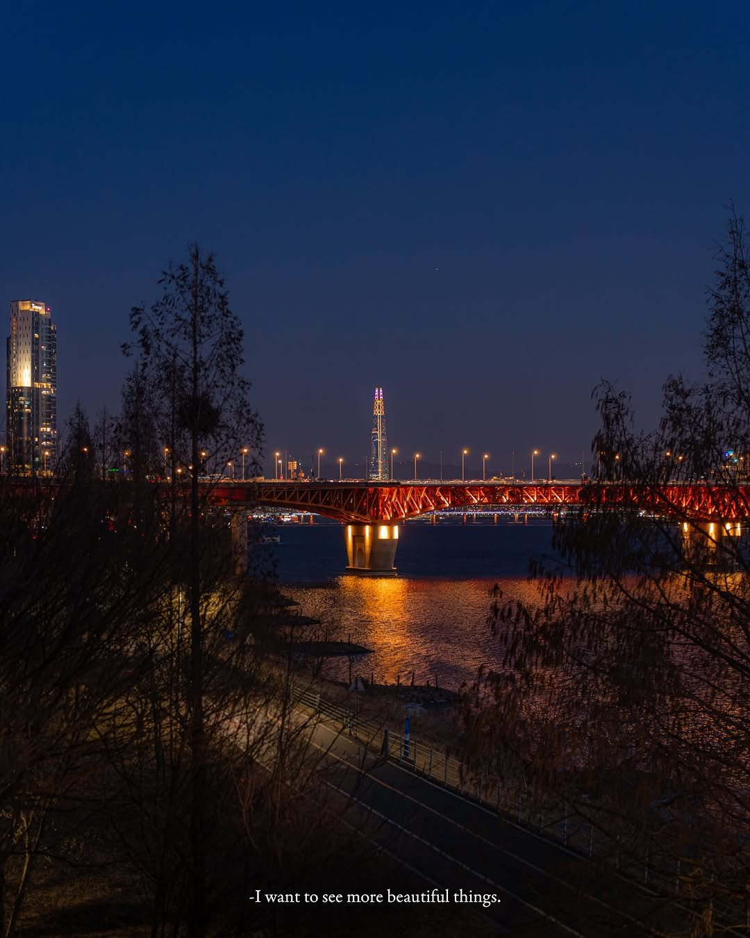 Photo by 해질녘 서울 I 해서 on January 30, 2026. May be an image of barge, the Queensboro Bridge, oil refinery, twilight, suspension bridge and text.
