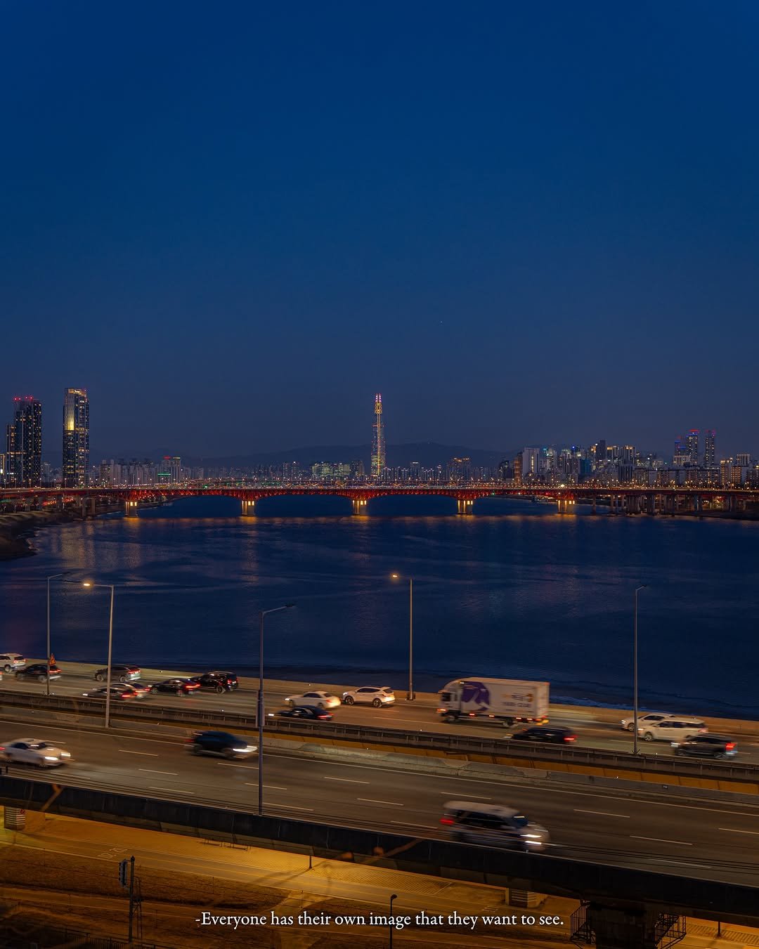 Photo by 해질녘 서울 I 해서 on January 28, 2026. May be an image of the Queensboro Bridge, twilight, night, suspension bridge and text.