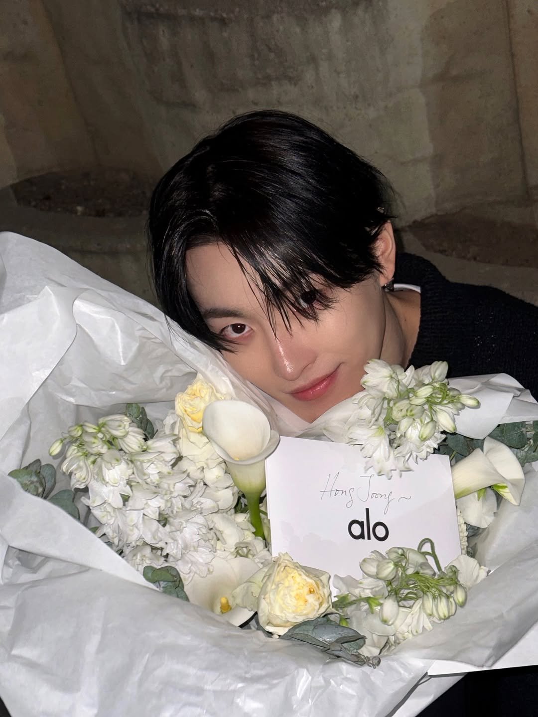 Photo by 홍중 (HONGJOONG) on February 05, 2026. May be an image of white lily, baby's-breath, prairie gentian, rose and text.