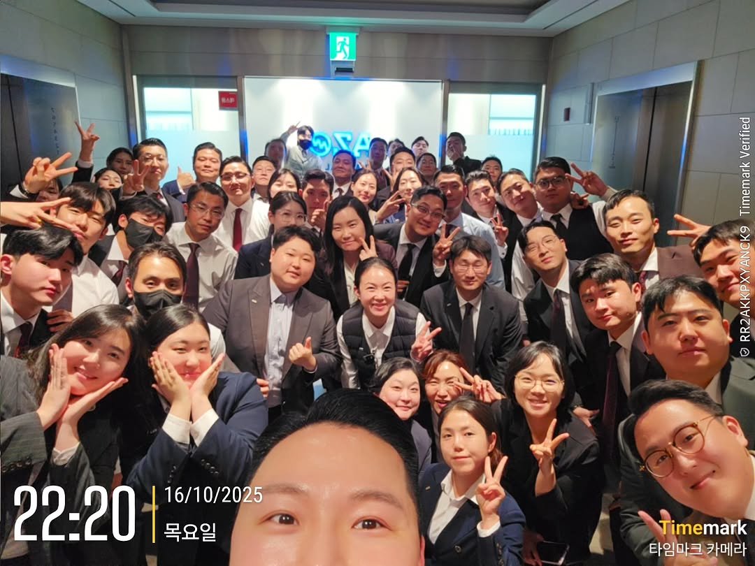 Photo by 박성형 on October 16, 2025. May be a selfie of one or more people, suit and text that says '网 VILAIELAM Kmena enna Balan ٥ 22-20 16/10 16/10/2025 목요일 Timemark 타임마크 카메라'.
