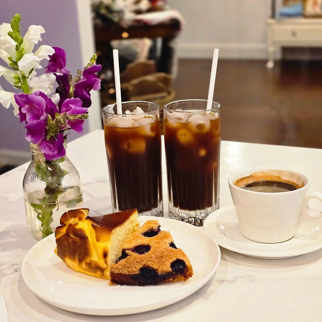 Photo by 박성형 on October 13, 2025. May be an image of coffee, coffee cup, chiffon cake, cappuccino and text.