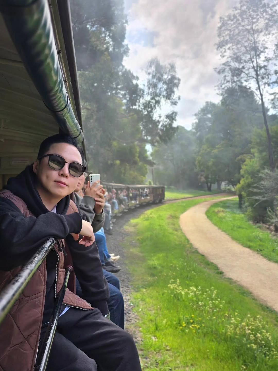 Photo by 박성형 on October 13, 2025. May be an image of train, cablecar, steam engine and text.