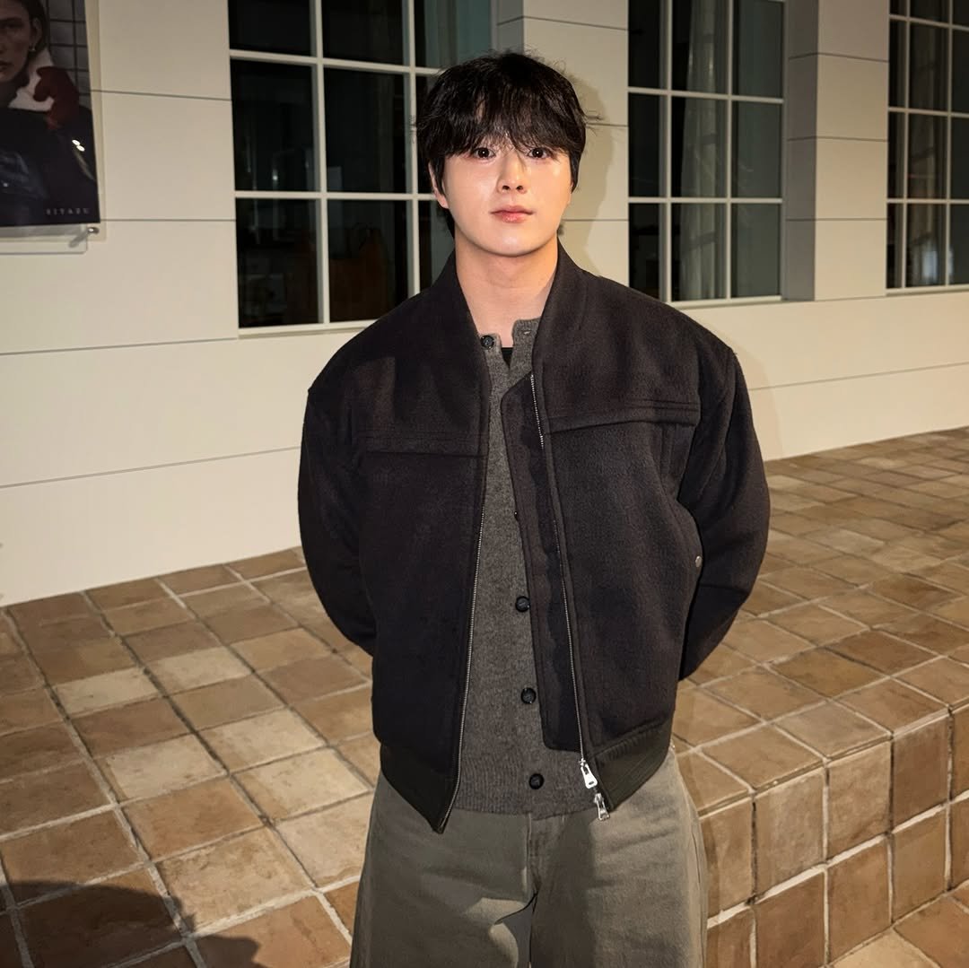 Photo by 노댕구 on December 07, 2025. May be an image of goosedown coat, duffle coat, overcoat, parka and jacket.