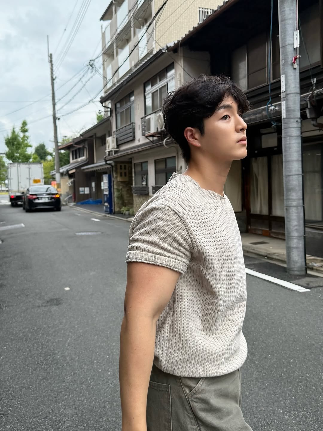 Photo by 노 지 수 on August 11, 2025. May be an image of 1 person, knit and text.