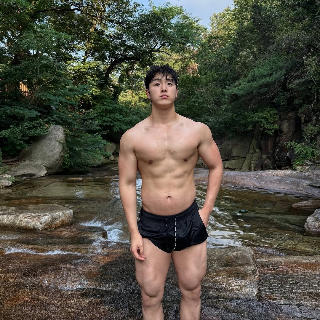 Photo by 노 지 수 on July 24, 2025. May be an image of one or more people, biceps, people bodybuilding and text.