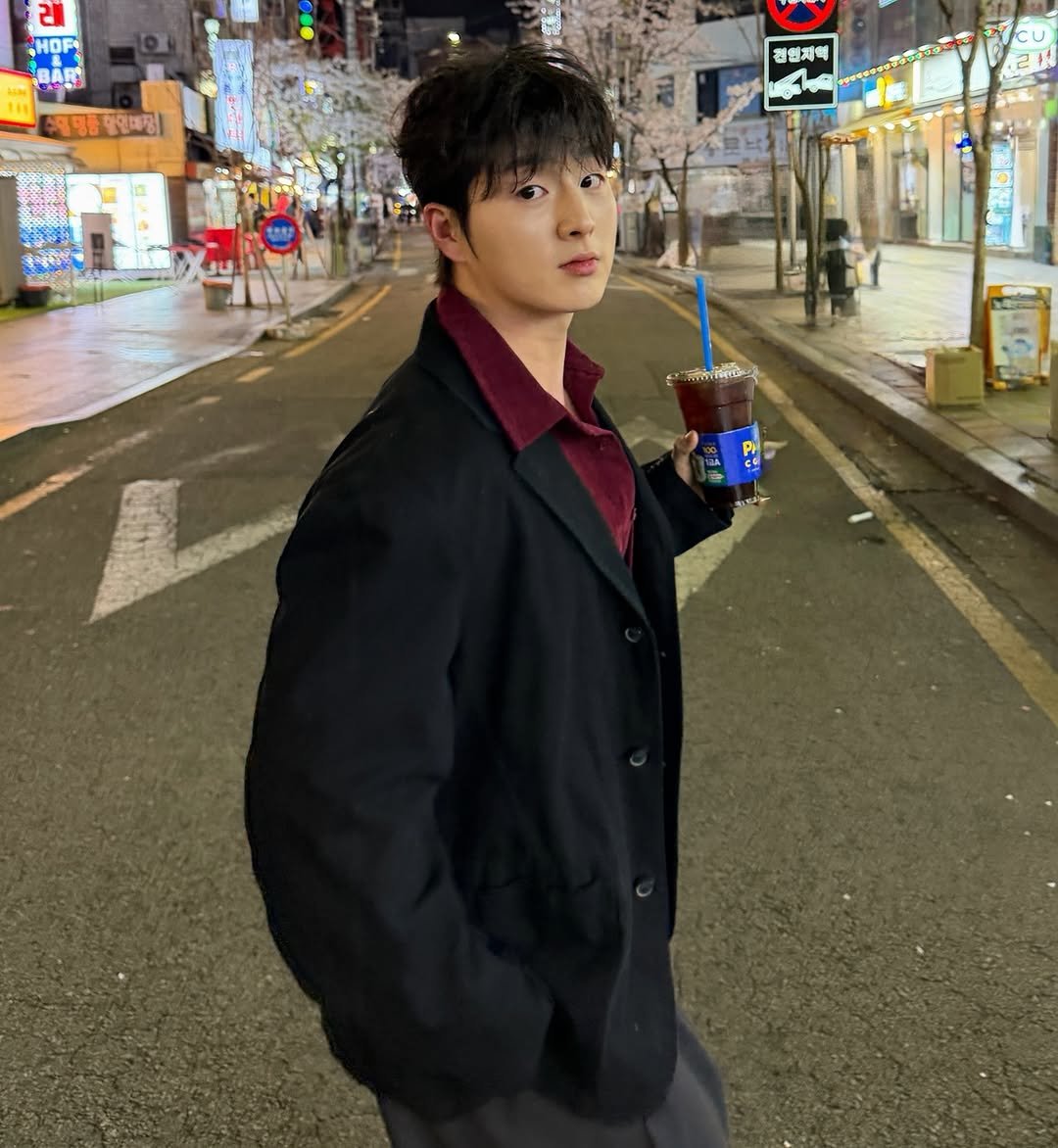 Photo by 노댕구 on April 07, 2026. May be an image of duffle coat and text.