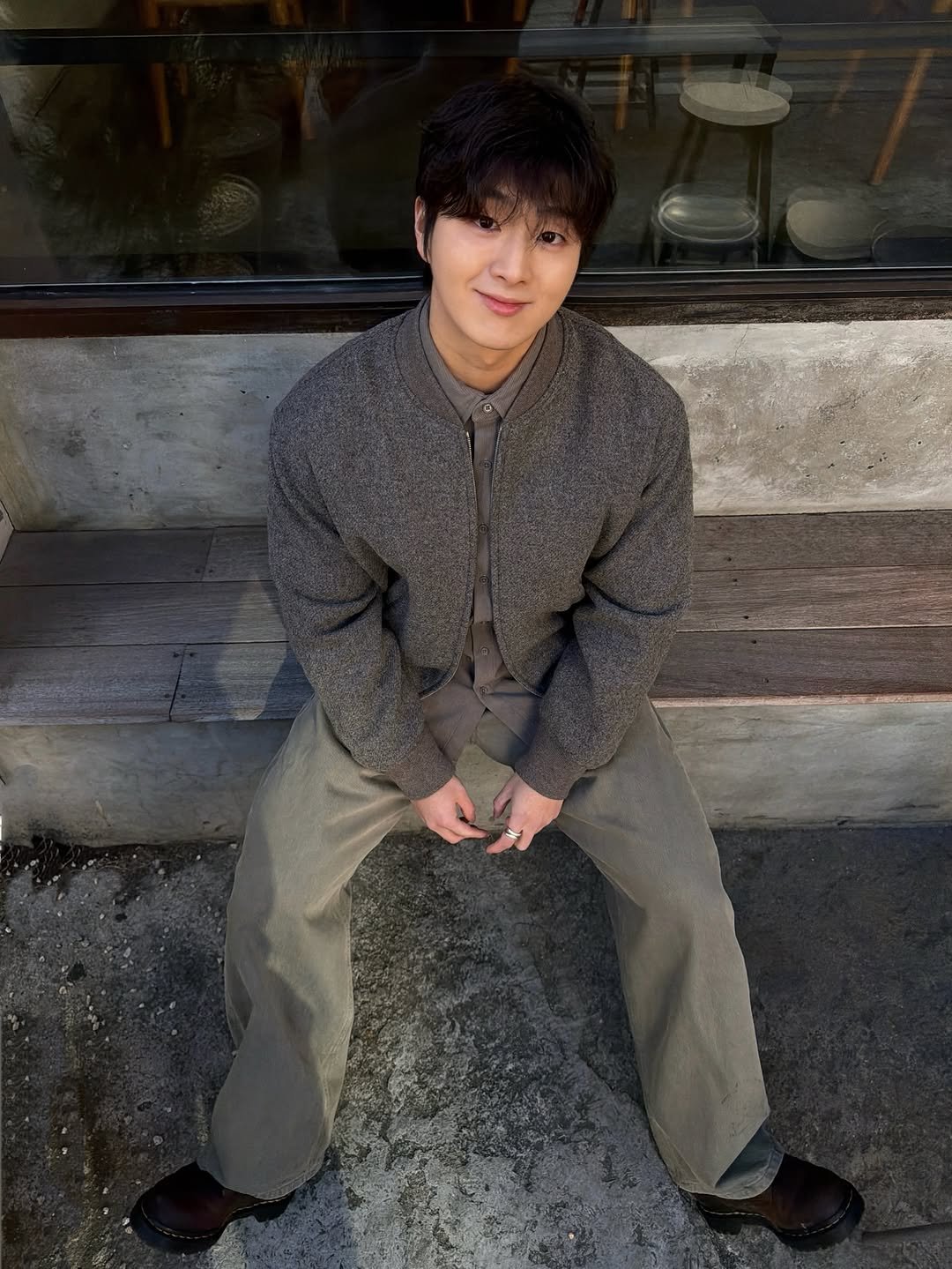 Photo by 노댕구 on January 07, 2026. May be an image of one or more people, goosedown coat, duffle coat, parka and text.