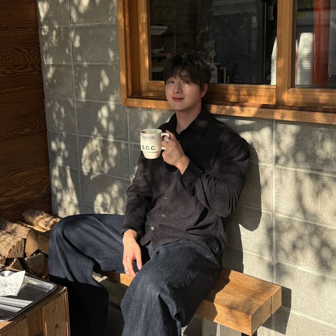 Photo by 노댕구 on April 26, 2026. May be an image of cornflower and text.