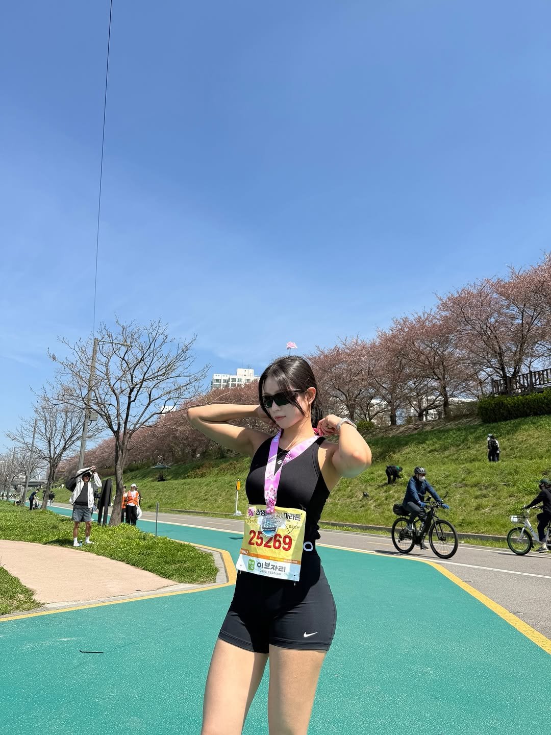 noeyuxx 게시물 이미지: 첫 하프 완주💓
10km 이상 뛰어본 적 없는 상태로 나가버린 하프...