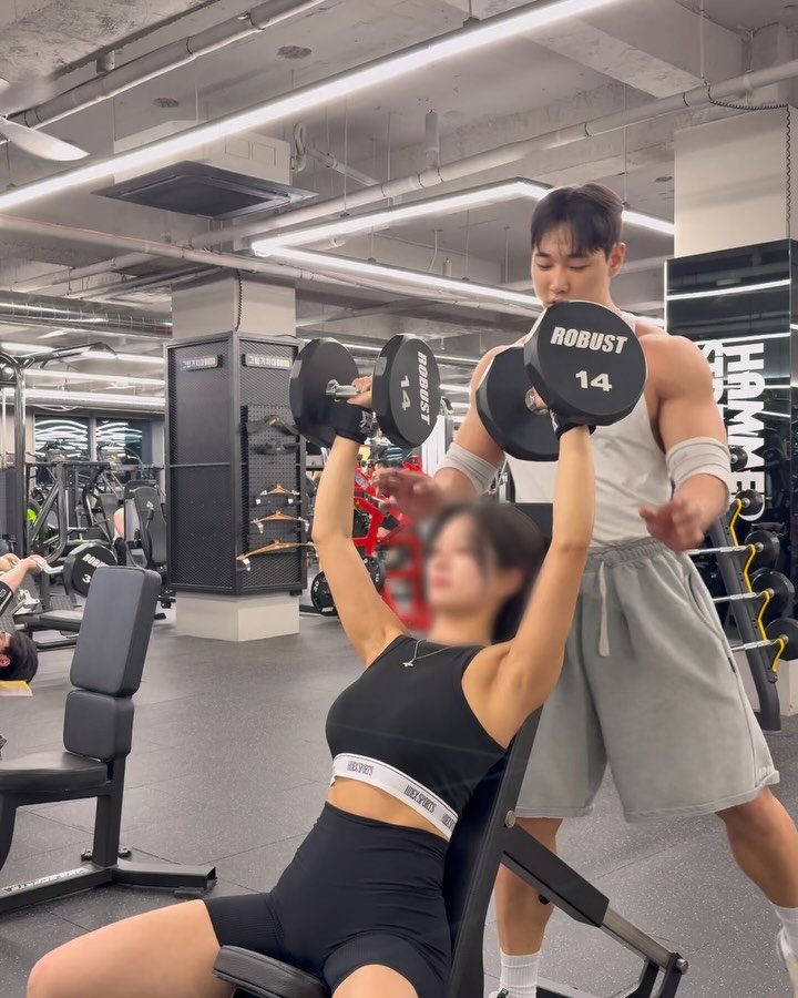 noeyuxx 게시물 이미지: 14kg 넘 무겁당•• 얼굴 보호해조야대🫣

여름 준비할 사람🙌🏻
새로운 센터에서...