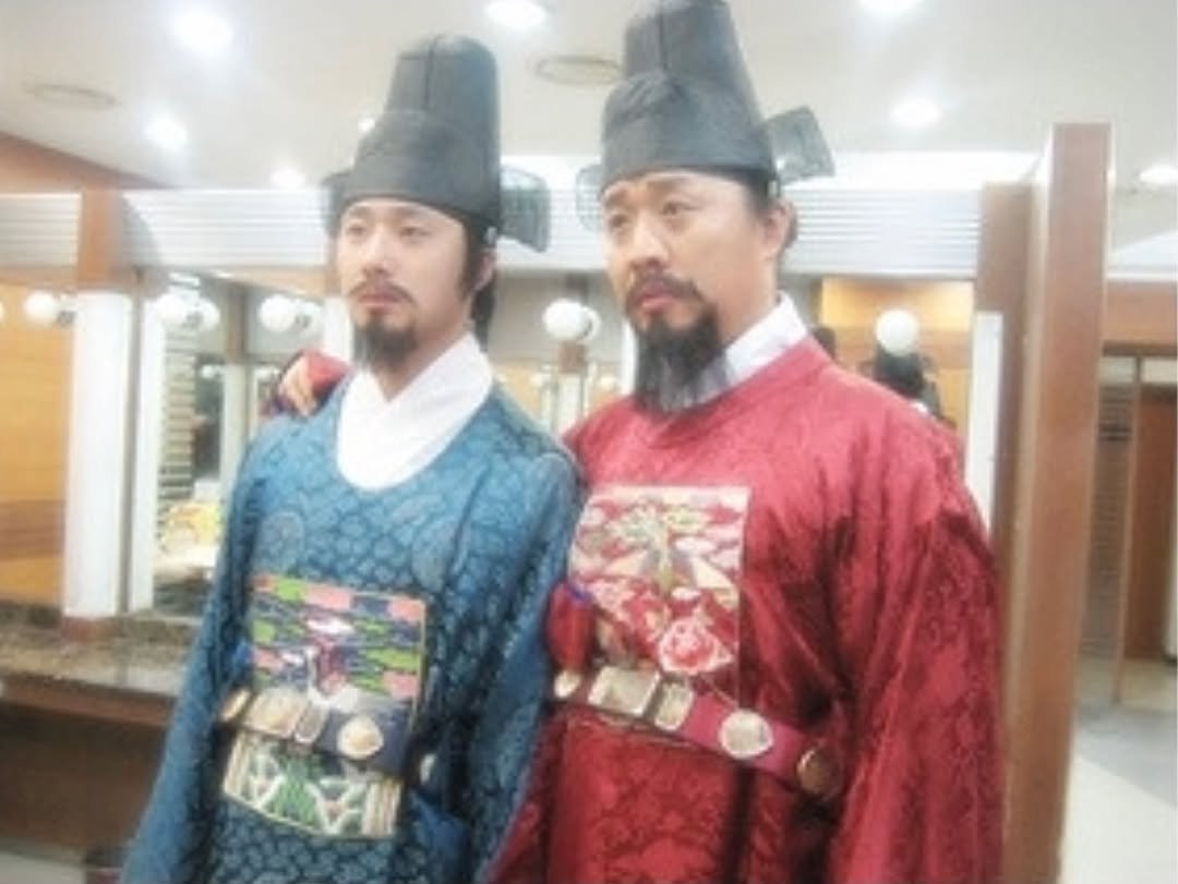 Photo by 차와 식사… on October 12, 2025. May be an image of one or more people, beard and Gyeongbokgung Palace.