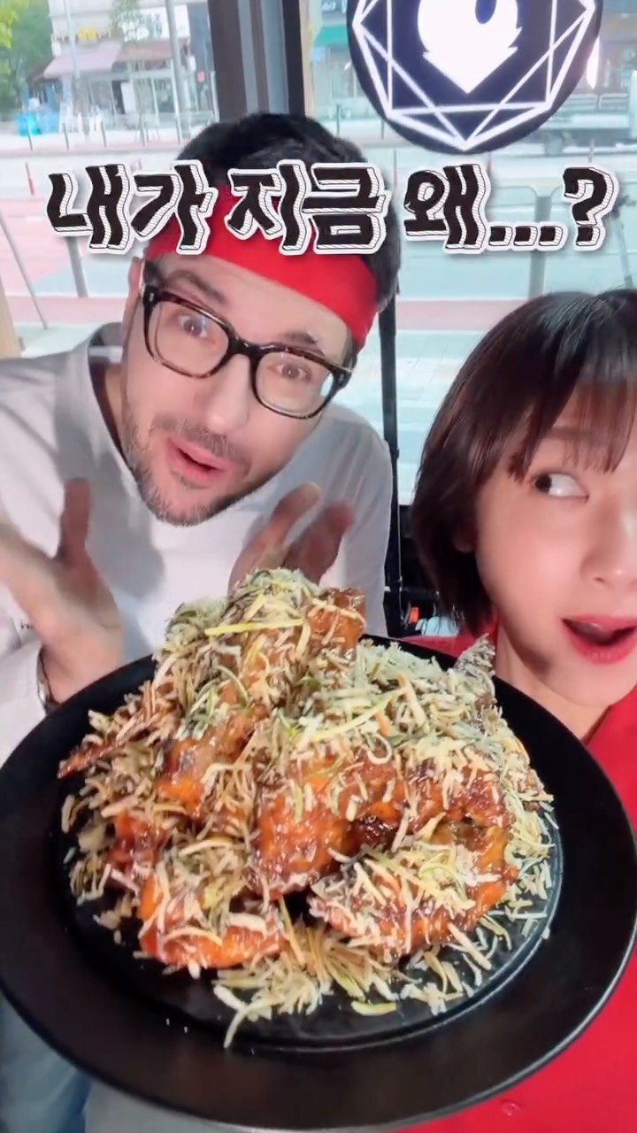 nolla_nolla_nolla 게시물 이미지: 웃지마세요😤이 치킨 지금 겁나 진지합니다!!
파브리의 파...와 불고기의...