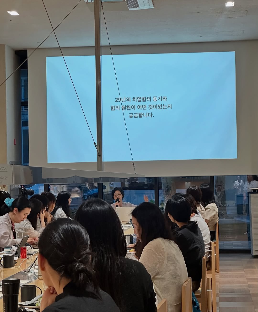 Photo shared by 노마드워커 | 오늘의 작업실 on July 19, 2025 tagging @ina1049, and @desker_lounge_hd. May be an image of 9 people, cornflower and text that says '29년의 치열함의 동기와 힘의 원천이 어떤 것이었는지 궁금합니다.'.