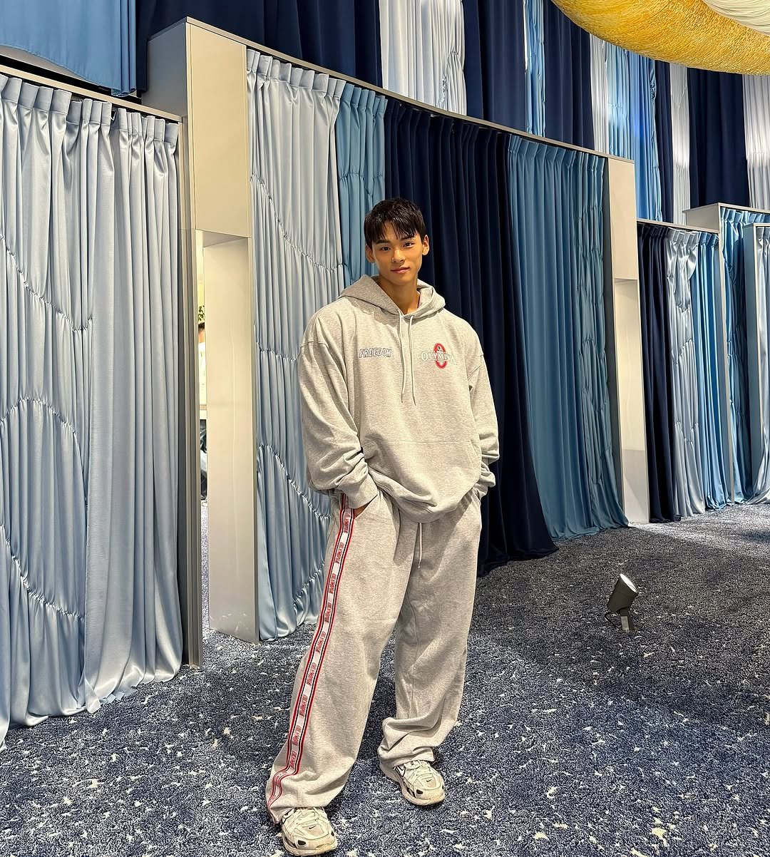 Photo shared by 박요한 (논난이) on September 05, 2025 tagging @freedom__athletic. May be an image of 1 person, standing, sweatpants, sweatsuit and text.