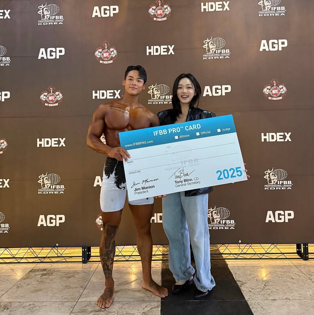 Photo shared by 박요한 (논난이) on October 27, 2025 tagging @fe_tenmujer. May be an image of one or more people, people bodybuilding, people standing and text.