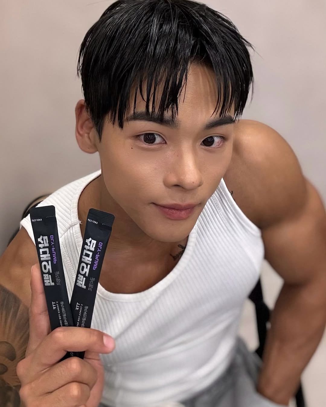 Photo shared by 박요한 (논난이) on October 23, 2025 tagging @samdae500_official. May be an image of one or more people, hair, ointment, dental floss and text.