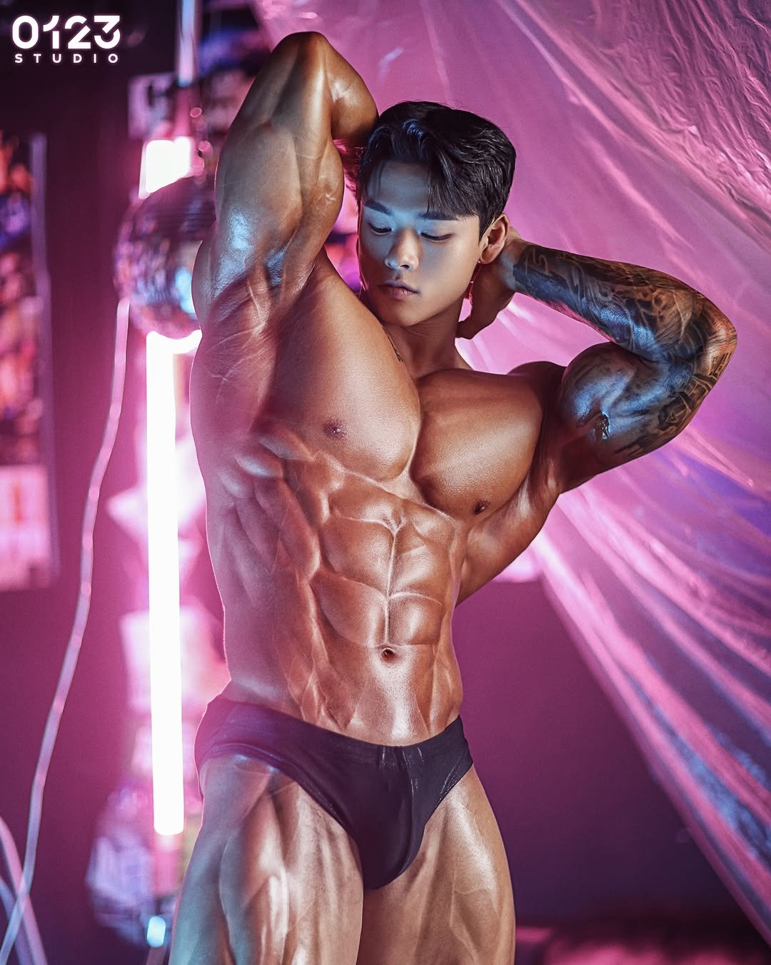 Photo shared by 박요한 (논난이) on November 03, 2025 tagging @0123studio. May be an image of one or more people, biceps, people bodybuilding and text.