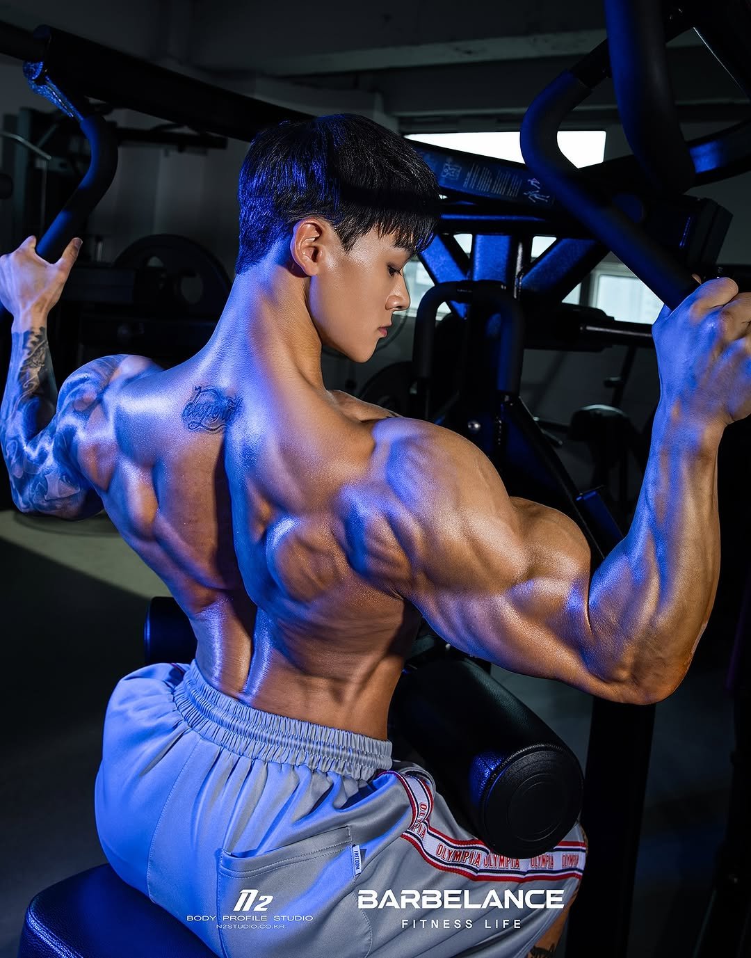 Photo shared by 박요한 (논난이) on November 17, 2025 tagging @n2studio_kwon, and @barbelance. May be an image of one or more people, biceps, people bodybuilding, sportswear and text.