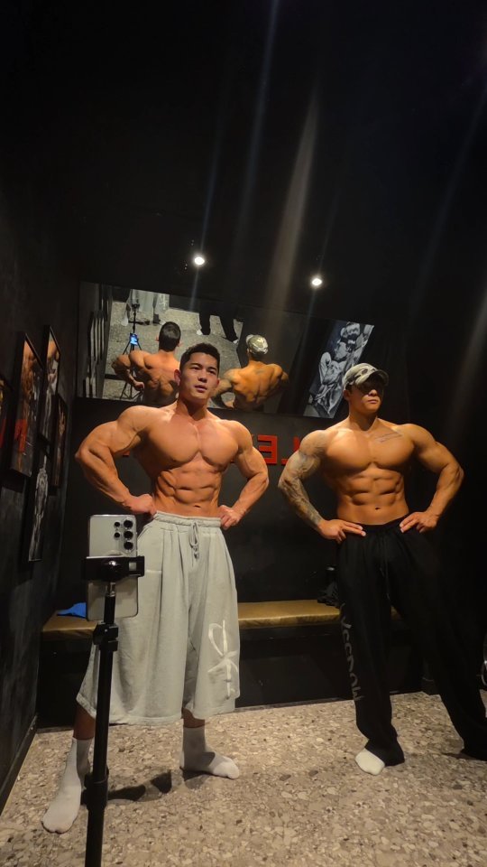 non_nan_p 게시물 이미지: 요한이랑 주말에 뜨겁게 어깨 밀고 포징점검💪

@non_nan_p 형 죽을뻔 했다...