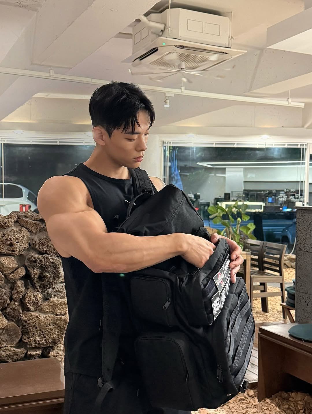 Photo shared by 박요한 (논난이) on August 13, 2025 tagging @freedom__athletic. May be an image of 1 person, biceps, body building, tool bag, sling, punching bag and text.