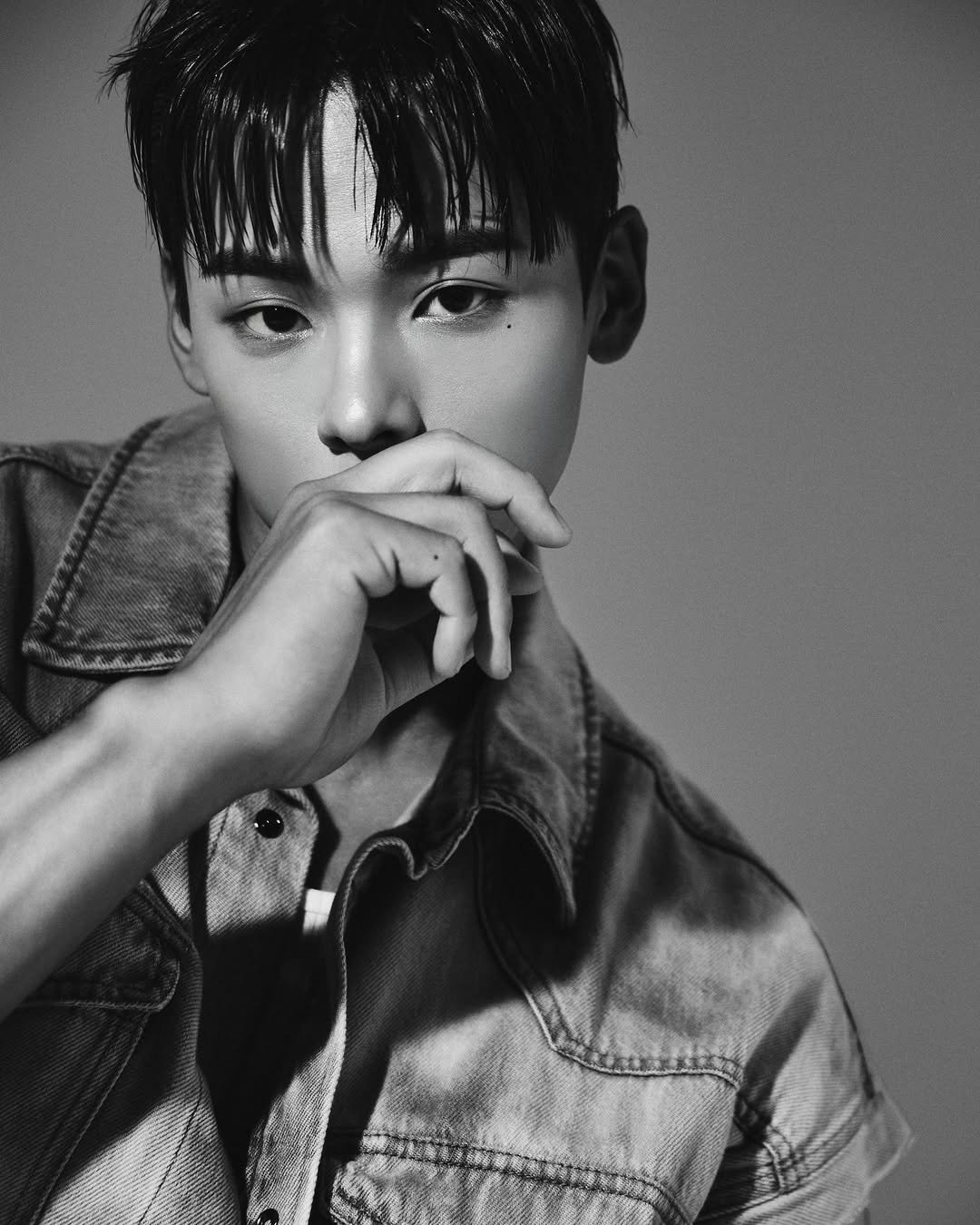 Photo shared by 박요한 (논난이) on January 21, 2026 tagging @chanranhan__. May be a black-and-white image of one or more people, bangs, makeup, bolo tie and text.