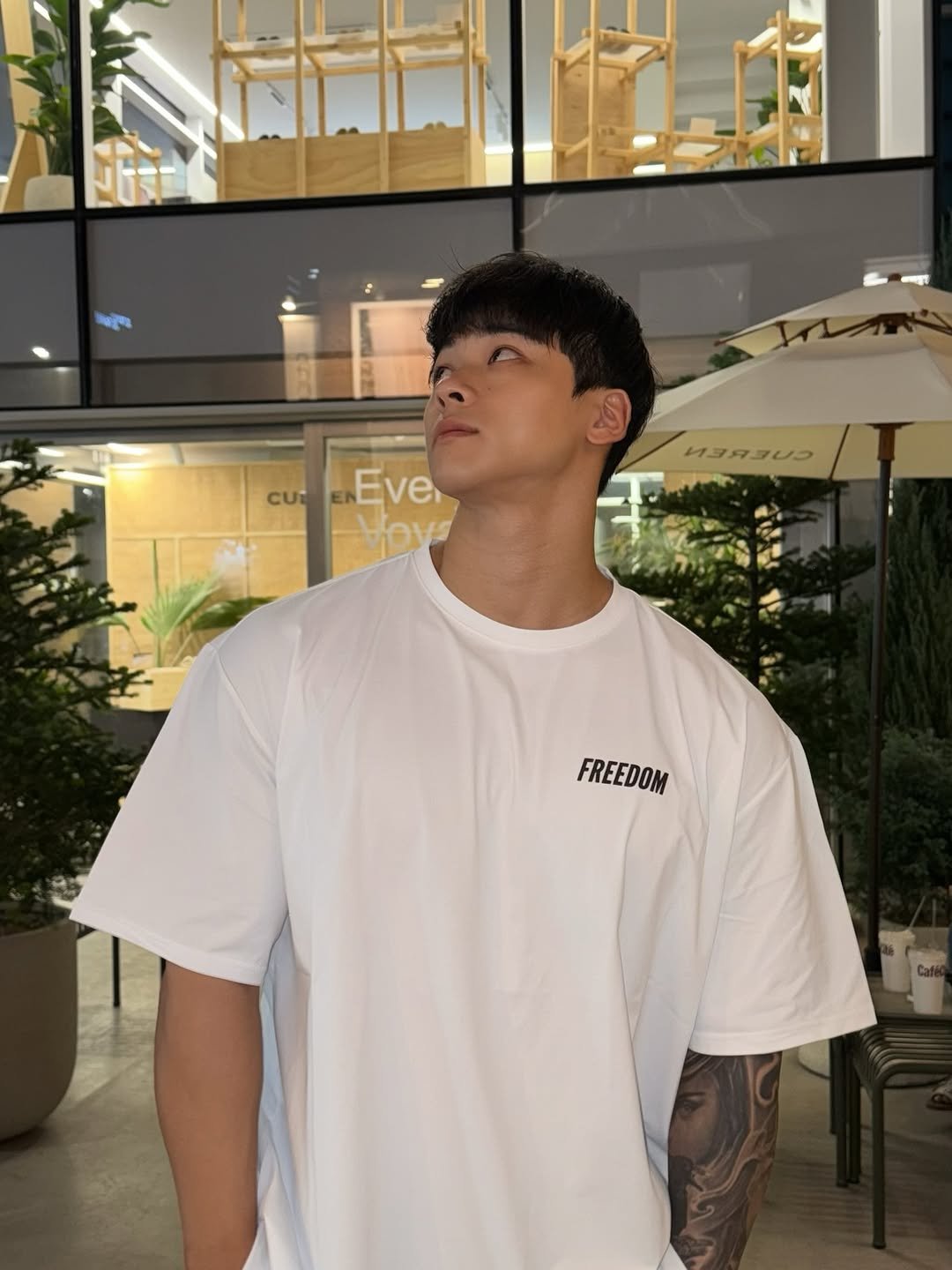 Photo shared by 박요한 (논난이) on June 17, 2025 tagging @freedom__athletic. May be an image of 1 person, sportswear and text that says 'CUT Eει EN Voys HEAIUS FREEDOM'.