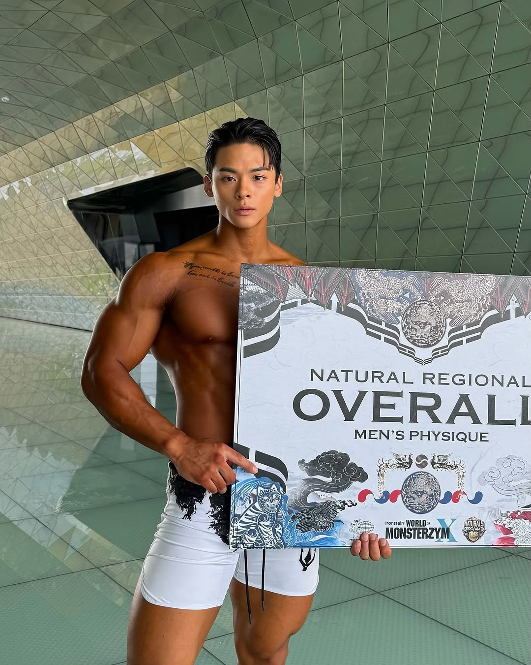 Photo shared by 박요한 (논난이) on September 28, 2025 tagging @hae.5a.n, @fe_tenmujer, and @2_dasom_makeup. May be an image of 1 person, body building, poster and text that says 'NATURAL REGIONAL OVERALI MEN'S PHYSIQUE ចកាន់។ WORLDE RLD ር MOHSTERZYM'.