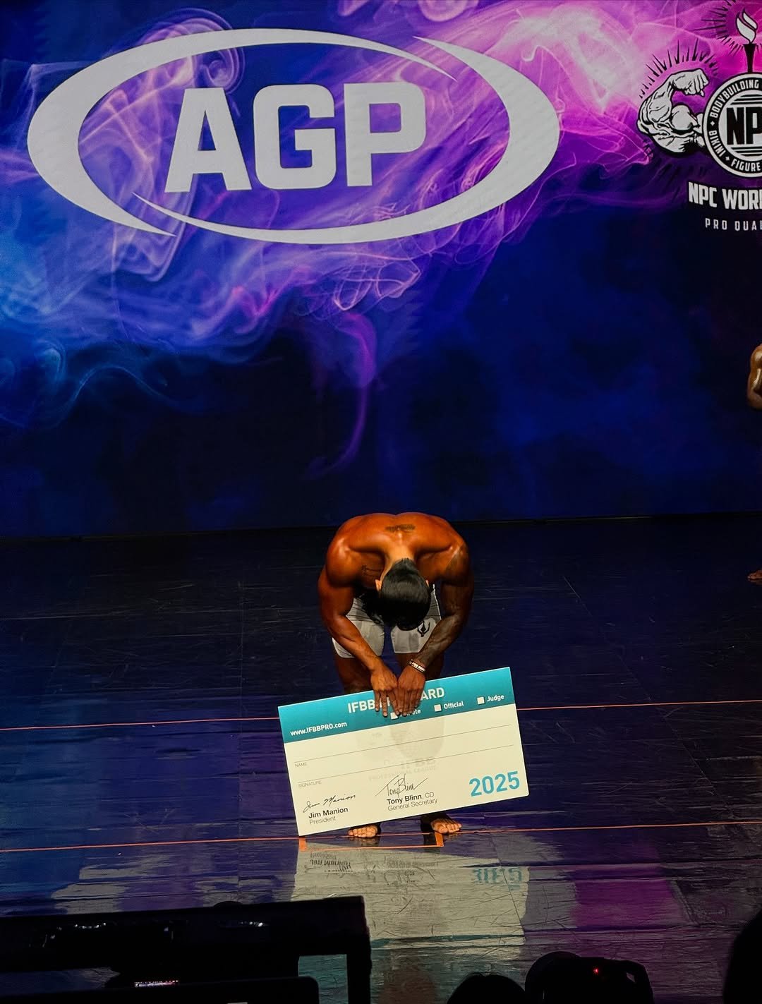 Photo shared by 박요한 (논난이) on October 28, 2025 tagging @gymwork_official. May be an image of body building and text.