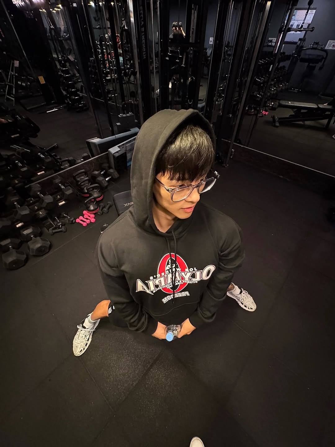 Photo shared by 박요한 (논난이) on September 09, 2025 tagging @freedom__athletic. May be an image of 1 person, activewear, sportswear, barbell, sweatpants and text.