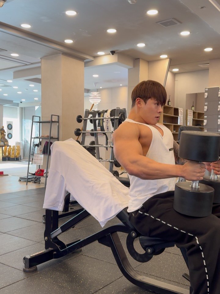 non_nan_p 게시물 이미지: 26.9 프로쇼 첫도전 🔥

비시즌 현재 체중 91.5kg 

1.인클라인 덤벨...