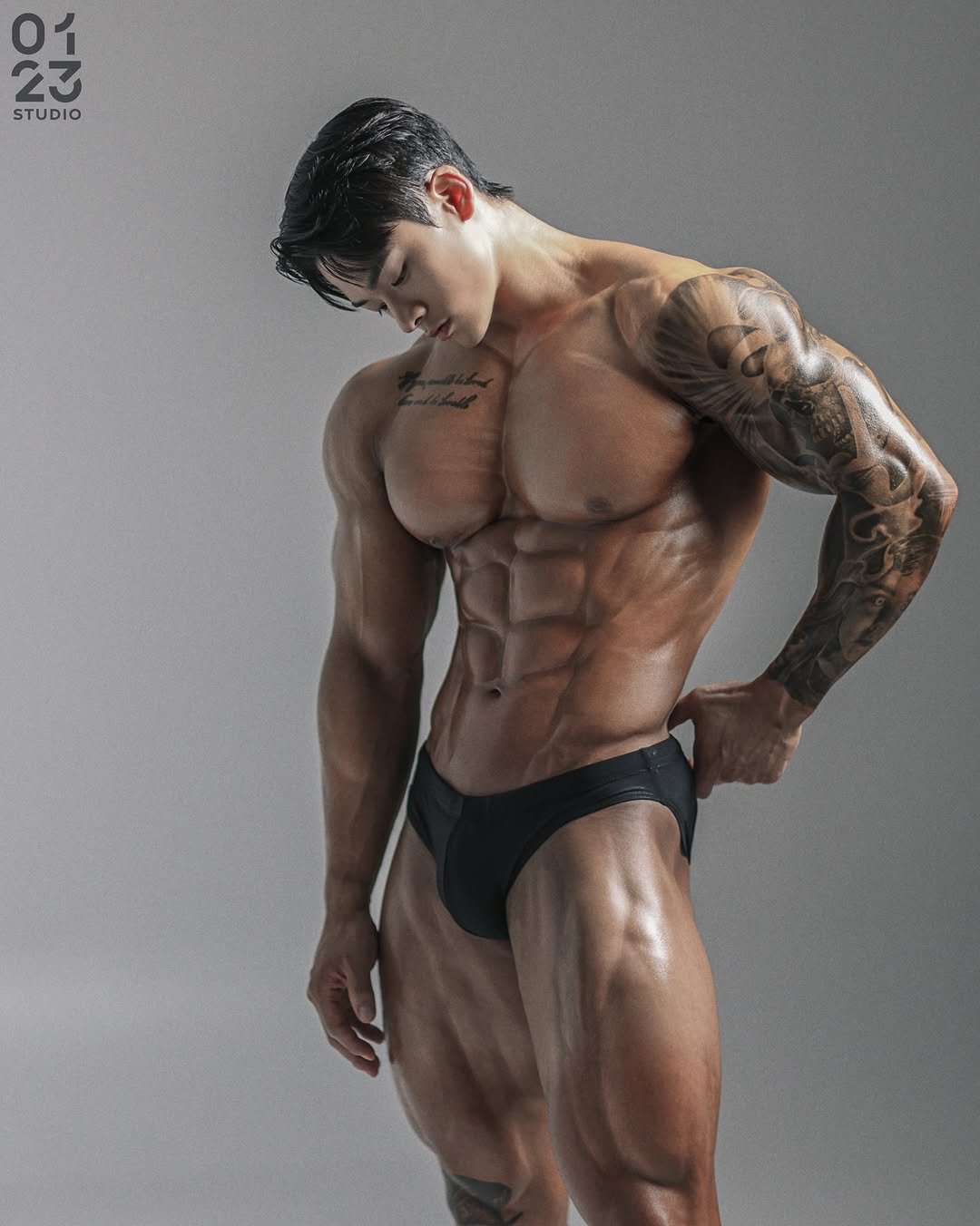 Photo shared by 박요한 (논난이) on March 14, 2026 tagging @0123studio. May be an image of one or more people, biceps, people bodybuilding and text that says 'ο ን 22 イ 23 STUDIO'.