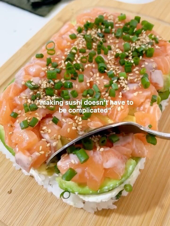 nourishing 게시물 이미지: “Lazy” Salmon Sushi Bowls 🍣🥑✨
(via:...