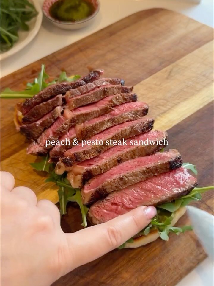 nourishing 게시물 이미지: Peach & Pesto Steak Sandwich 🥩🍑🌿
(via:...
