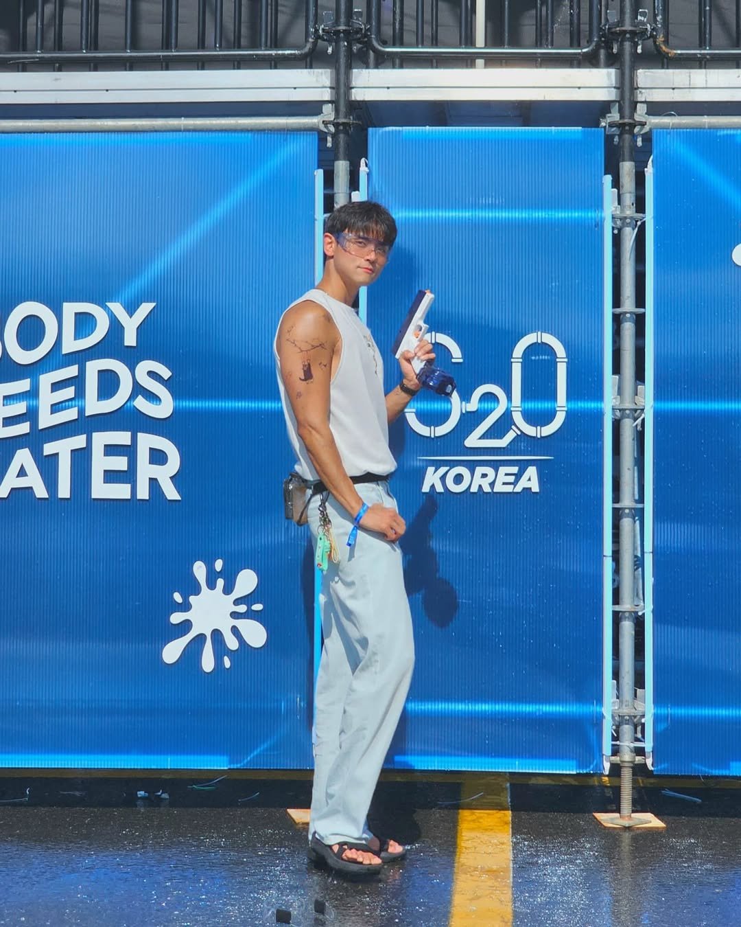 Photo shared by 𝗝𝗮𝗲𝗦𝘂𝗻𝗴_𝗛𝘆𝘂𝗻 on July 22, 2025 tagging @s2ofestival, and @s2okorea. May be an image of 1 person, biceps, sportswear and text that says 'ODY EEDS EDS ATER 茶 020 KOREA 10k1'.