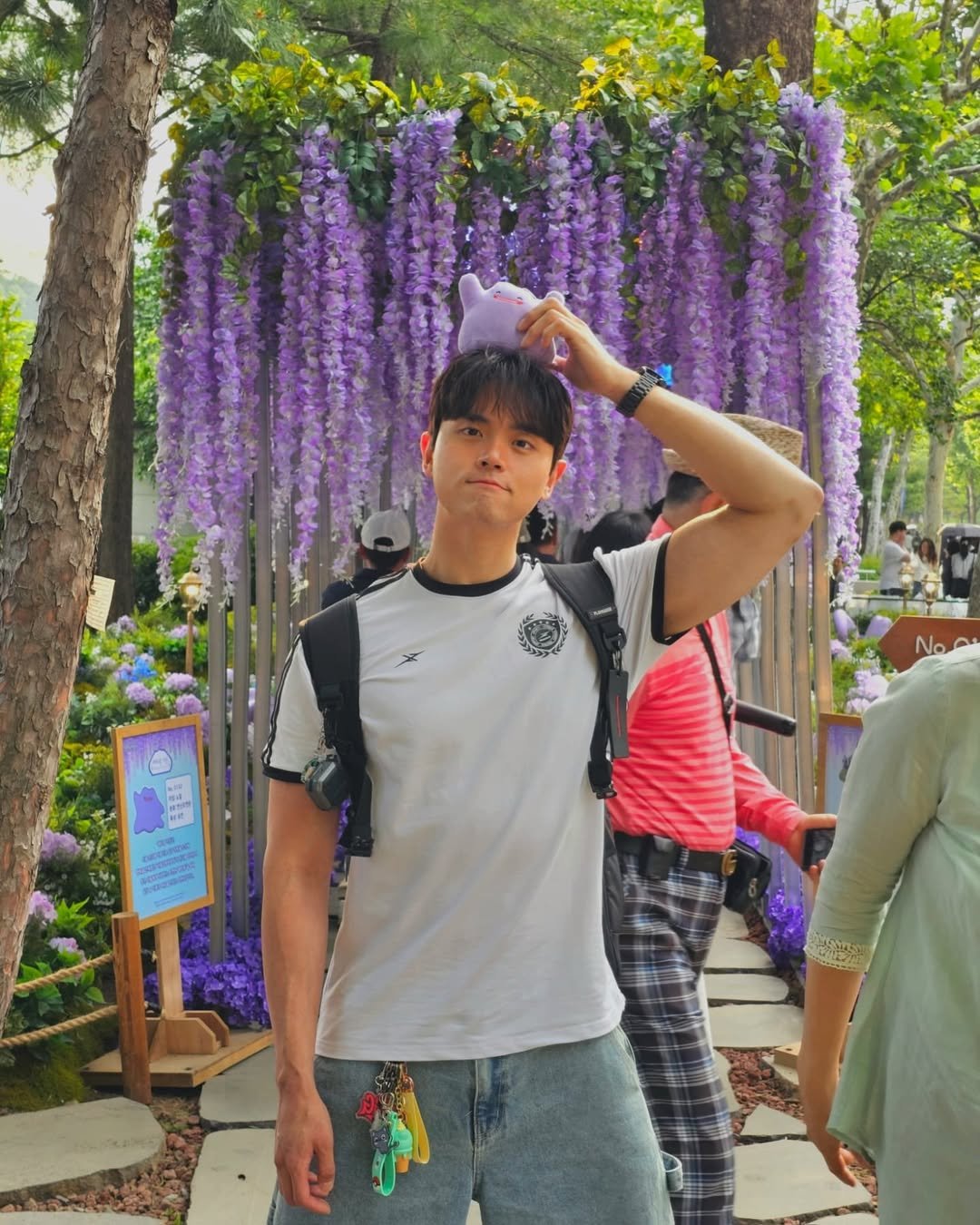 Photo shared by 𝗝𝗮𝗲𝗦𝘂𝗻𝗴_𝗛𝘆𝘂𝗻 on May 29, 2025 tagging @metamong._.project. May be an image of 3 people, French lavender, scorpion grass and text.
