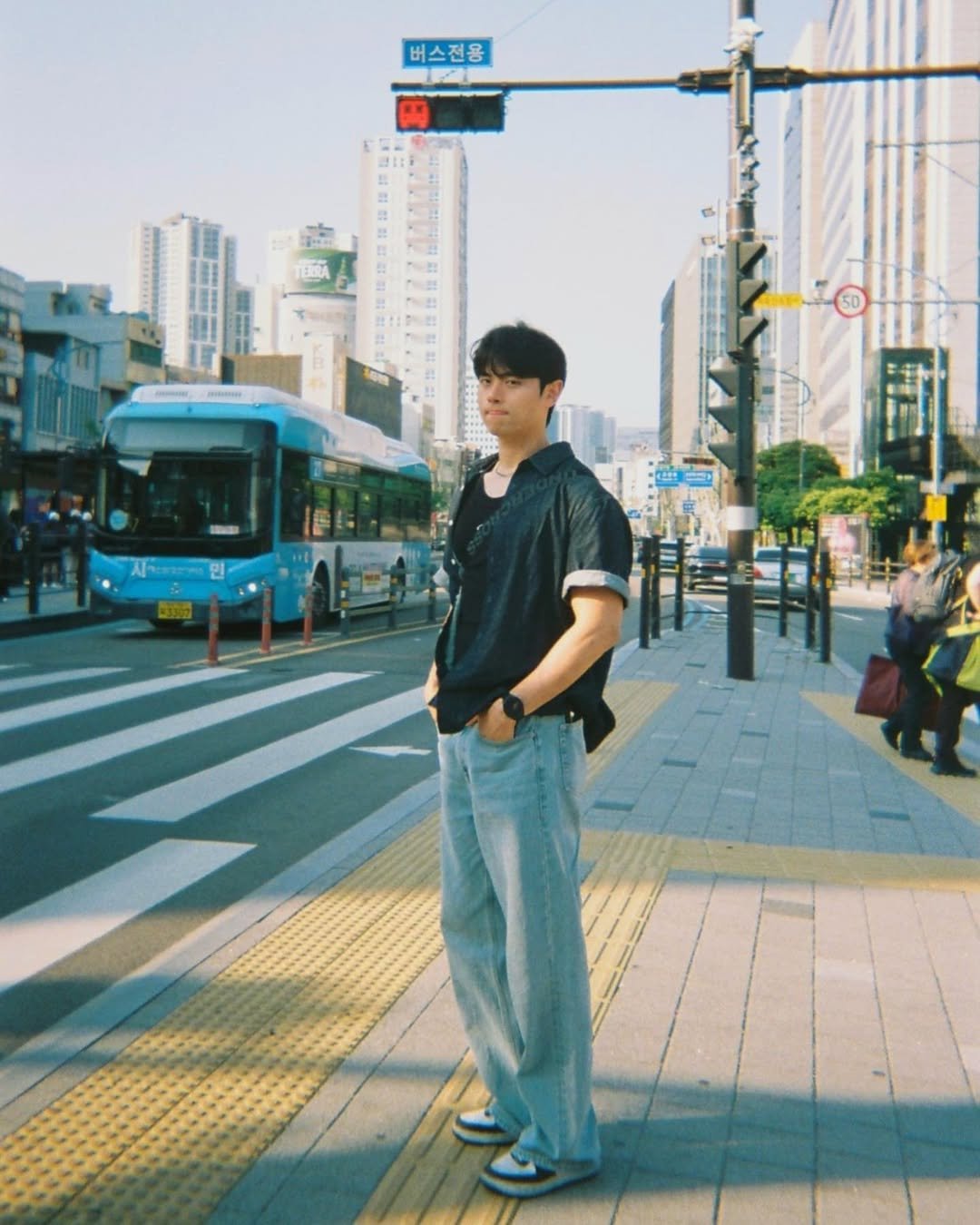 Photo by 𝗝𝗮𝗲𝗦𝘂𝗻𝗴_𝗛𝘆𝘂𝗻 on June 10, 2025. May be an image of 2 people, duffle coat, street and text that says '버스전용 버스전용 -'.