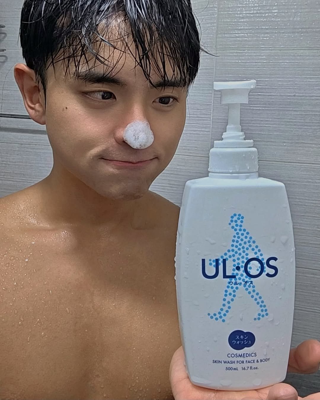 Photo by 𝗝𝗮𝗲𝗦𝘂𝗻𝗴_𝗛𝘆𝘂𝗻 on August 28, 2025. May be an image of 1 person, hair product, bar soap, lotion and text that says 'ULOS GLOS S ワォフシュ COSMEDICS SKIN WASHFORFACE&BODY FACE& BODY WASH 500mL 16. 6.7fl.oz. FLoz.'.