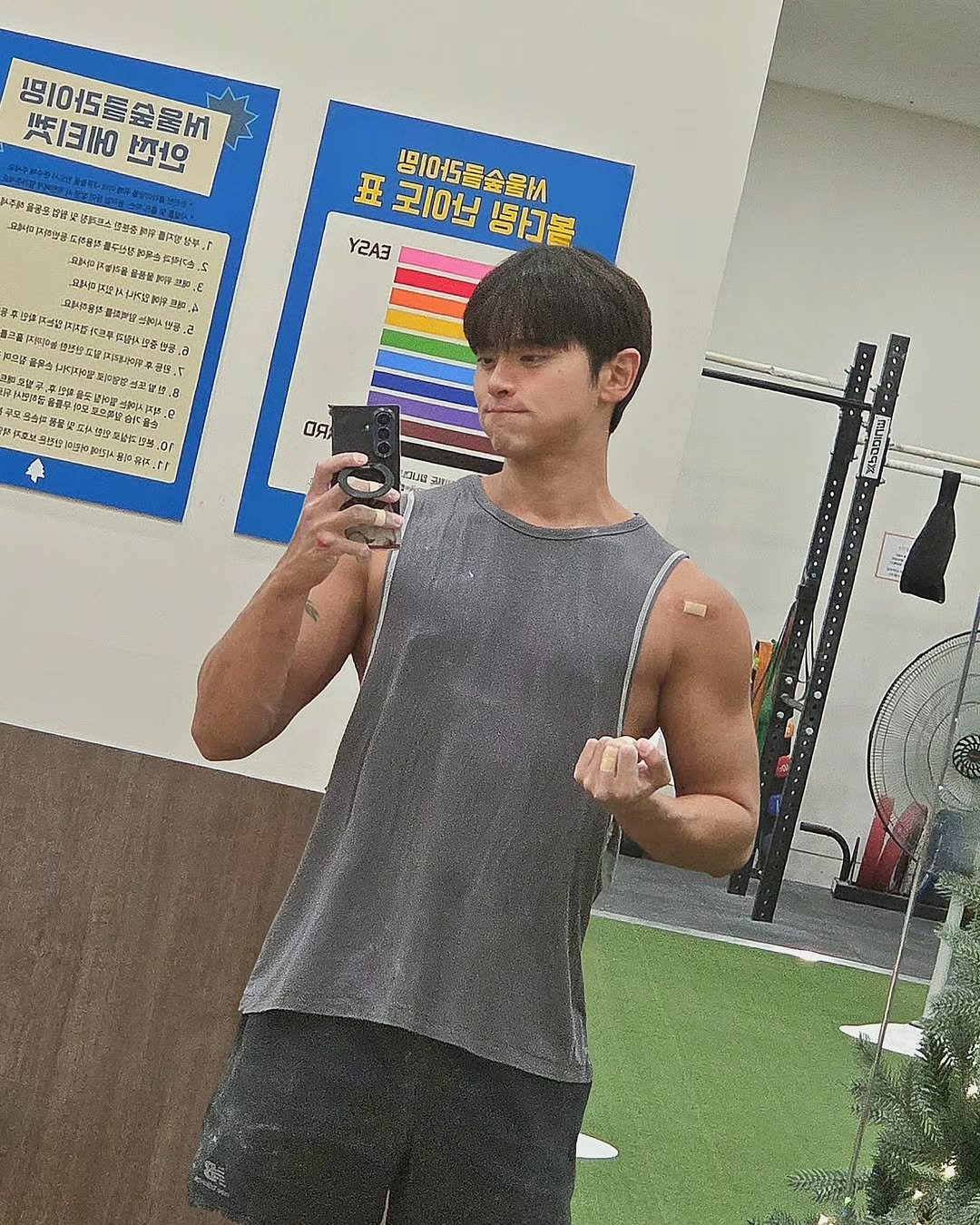 Photo shared by 𝗝𝗮𝗲𝗦𝘂𝗻𝗴_𝗛𝘆𝘂𝗻 on September 24, 2025 tagging @seoulforest_jongro. May be an image of 1 person, biceps, body building, tanktop and text.