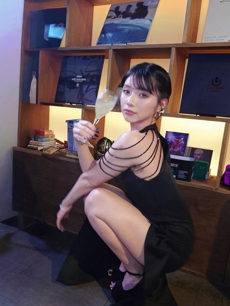 Photo by 石原　希望(いしはら　のぞみ) on October 12, 2025. May be an image of anklet, miniskirt, dress and text.