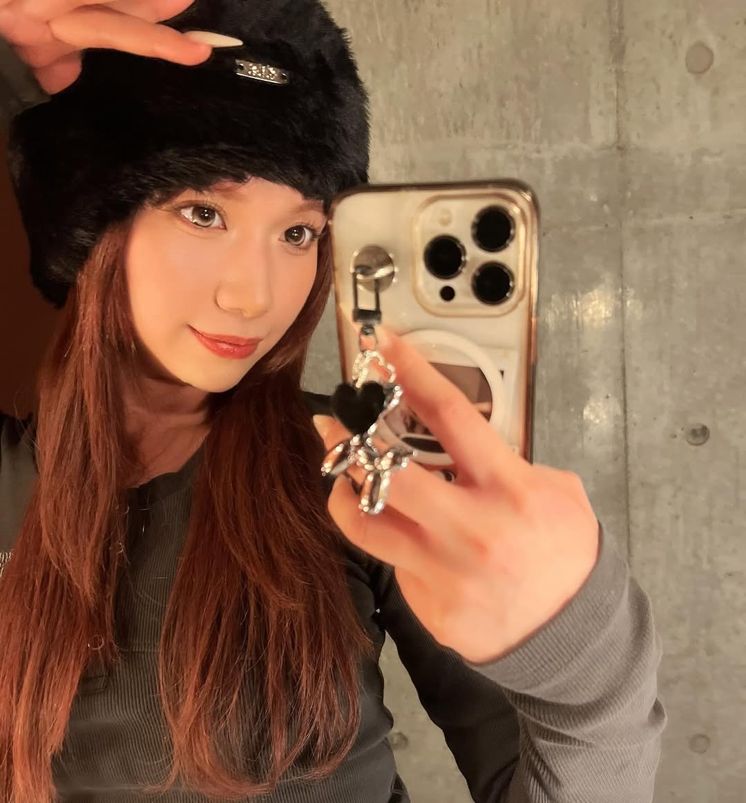 Photo by 石原　希望(いしはら　のぞみ) on December 28, 2025. May be a selfie of phone, sable coat, hat, duffle coat, parka, beret and text.